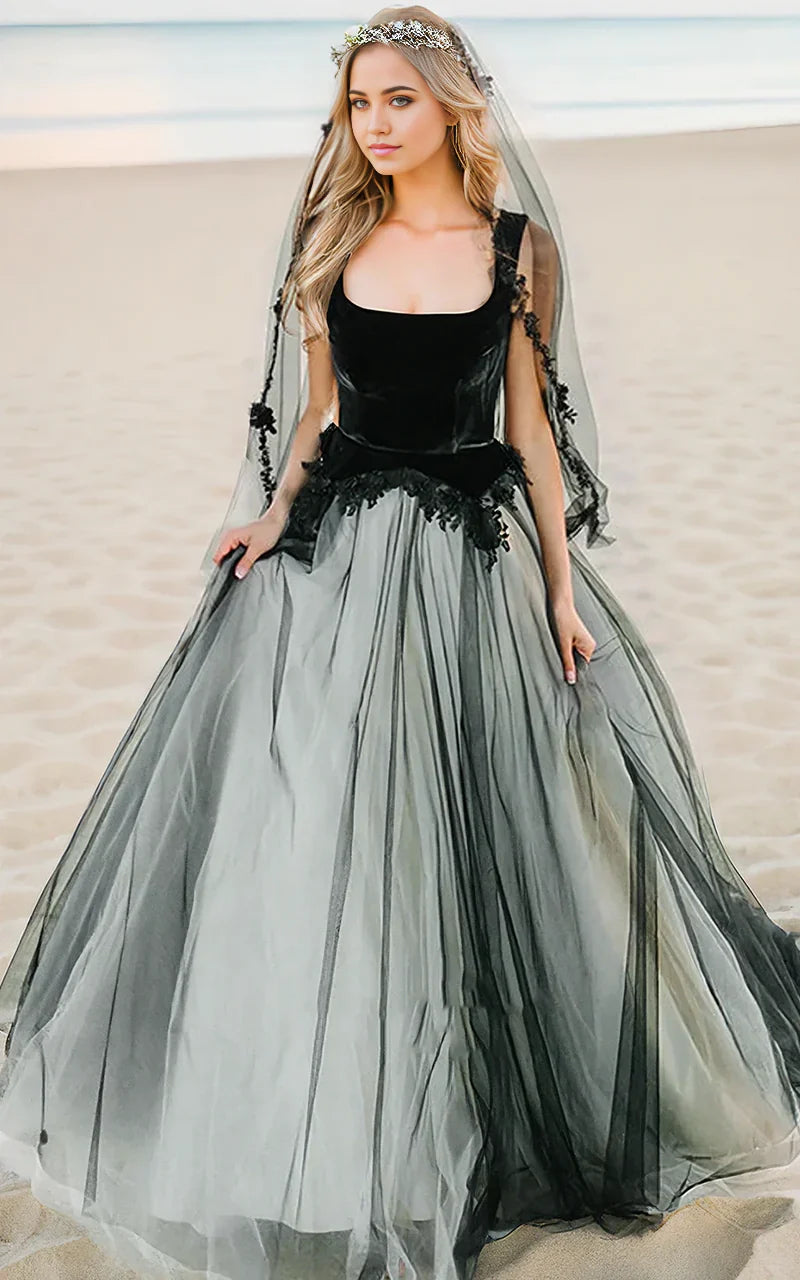 Vestido de novia de tul con escote cuadrado, corte A y espalda descubierta con encaje y corte en A